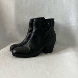 Aerosoles Heelrest Size 7 1/2 Black Leather Ankle Boots